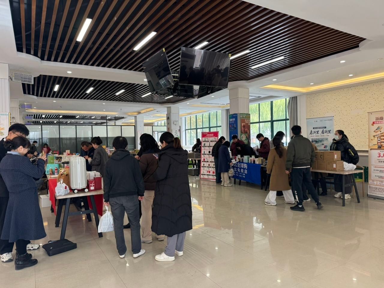 情暖南湖，同心惠民 省教育工會(huì)消費(fèi)幫扶產(chǎn)品高校巡展暖心開(kāi)展